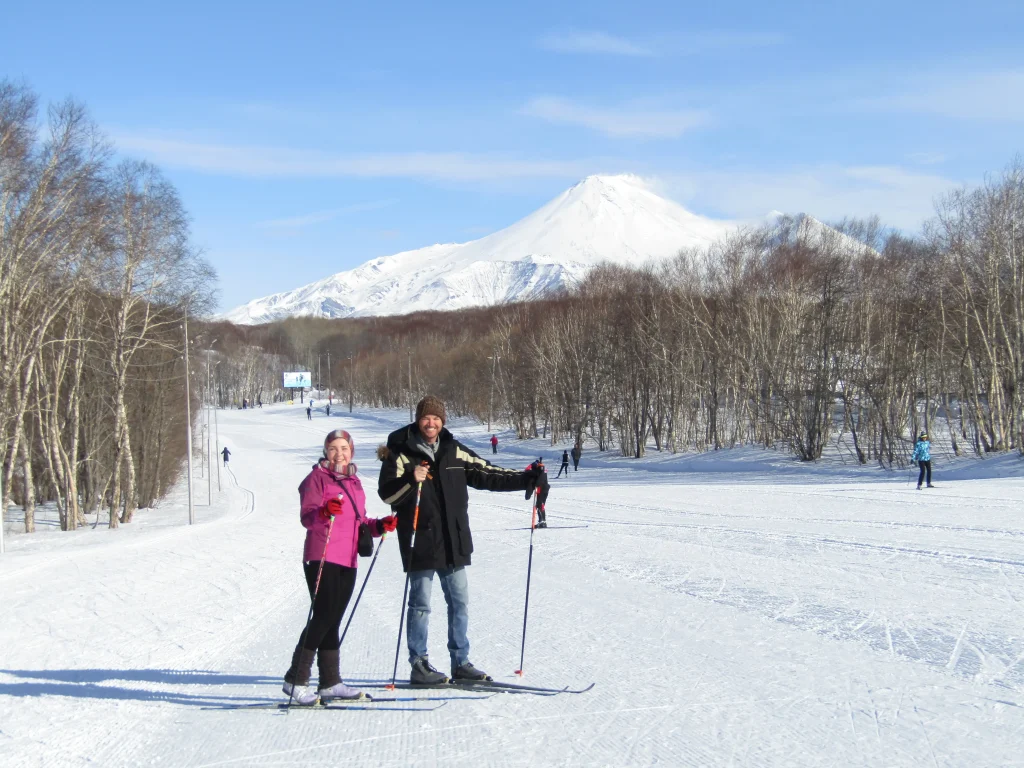 Лыжная прогулка в Петропавловске-Камчатском с видом на Авачинский вулкан. Австралийский геофизик впервые пробует катание на лыжах