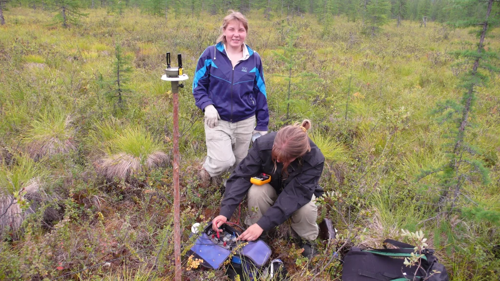 Студенты-геофизики выполняют аудио-магнитотеллурическое зондирование на Чукотке с использованием оборудования Phoenix Geophysics