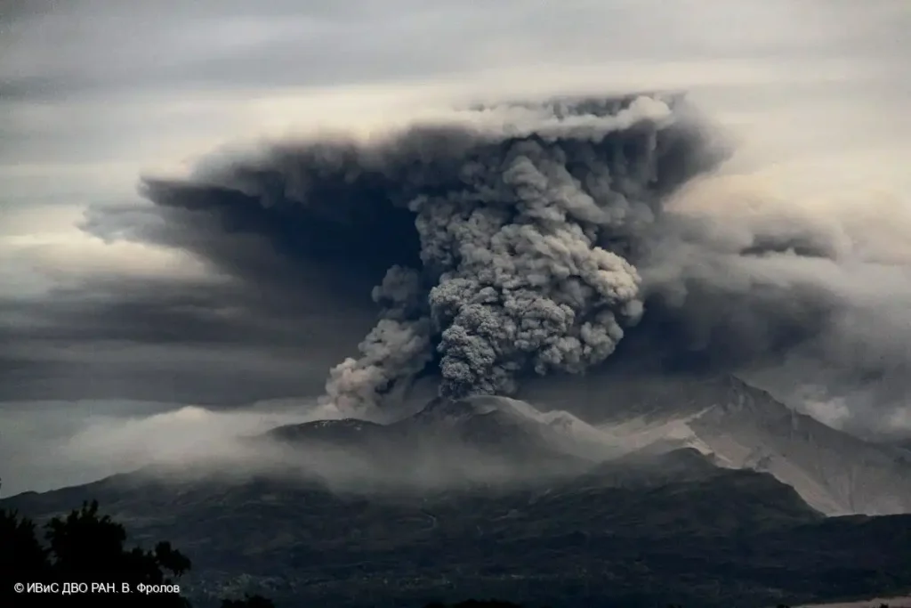 Массивный пепловый выброс с кратера Шивелуча: вулканическая активность на Камчатке формирует новые ландшафты и изменяет атмосферные условия