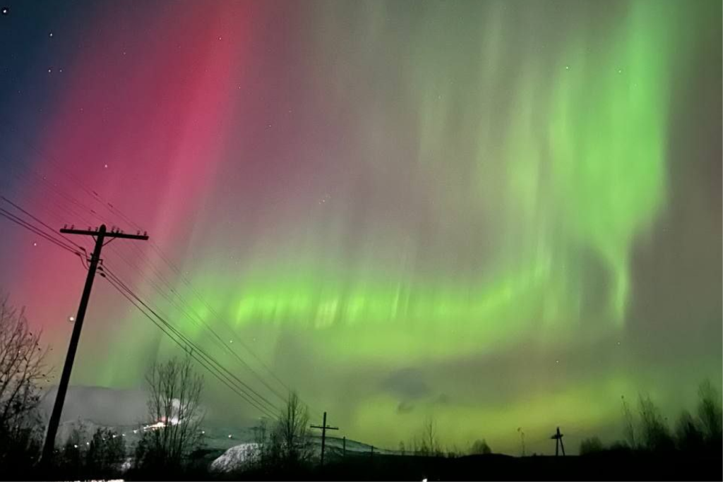 Яркое северное сияние в небе над Кольским полуостровом. Природное явление в Арктике.