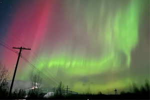 Яркое северное сияние в небе над Кольским полуостровом. Природное явление в Арктике.