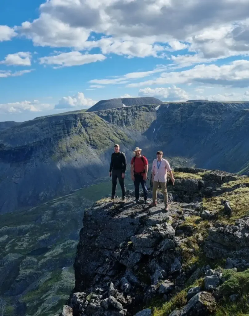 Группа учёных-минералогов на вершине горы во время полевых исследований на Кольском полуострове