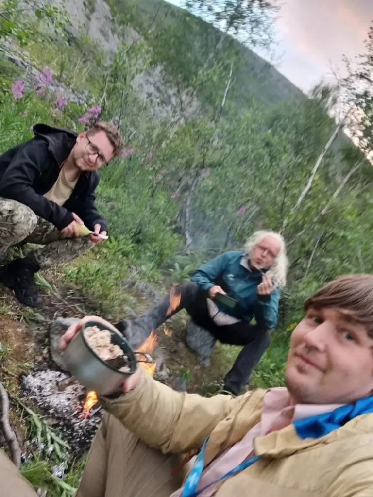 Минералоги обедают в полевых условиях во время экспедиции на Кольском полуострове