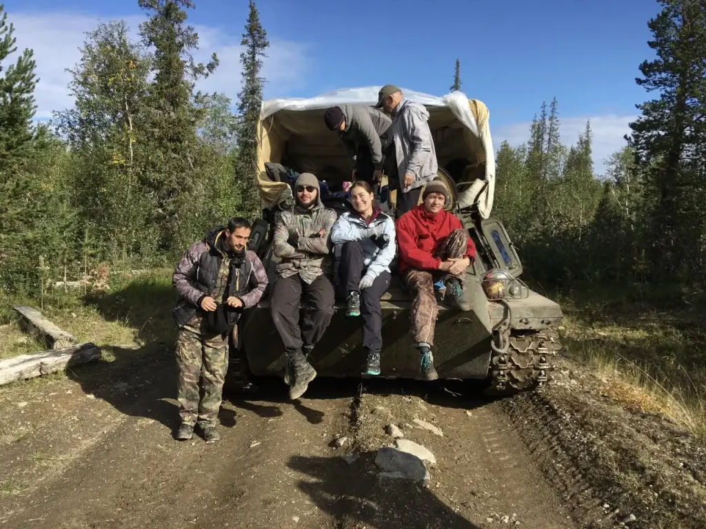 Группа минералогов отправляется в экспедицию на вездеходе для поиска и изучения минералов на Кольском полуострове