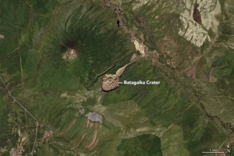 Спутниковый снимок Батагайской мегамерзлоты (Batagaika Crater), огромного провала в вечной мерзлоте