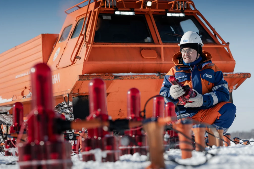 Ученый СПбГАСУ тестирует технологию строительства фундаментов в Арктике, используя оборудование рядом с вездеходом в условиях вечной мерзлоты, при поддержке гранта Газпром нефти.