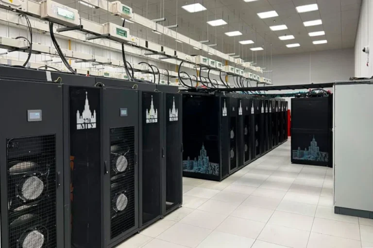 Серверное помещение с суперкомпьютером МГУ-270, используемое для научных вычислений и сейсморазведки