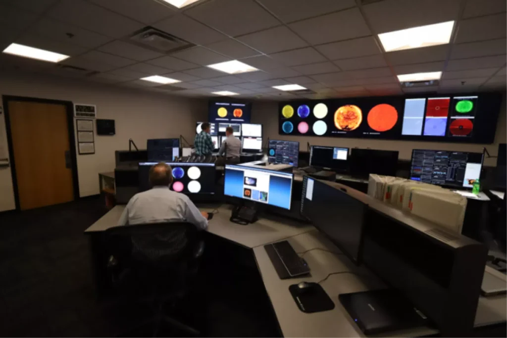 Специалисты NOAA отслеживают солнечную активность и прогнозируют космическую погоду в центре SWPC