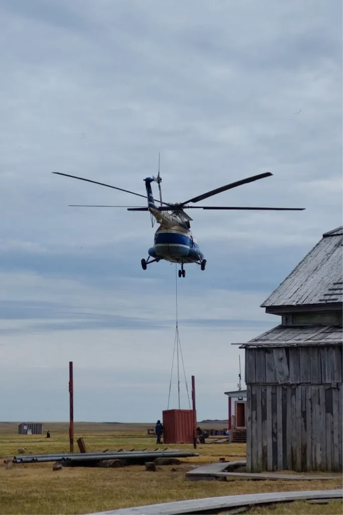 ертолёт доставляет груз на удалённую геофизическую базу в условиях Крайнего Севера