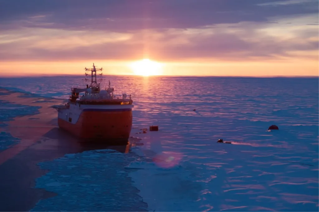 Научно-исследовательское судно во льдах Арктики во время заката