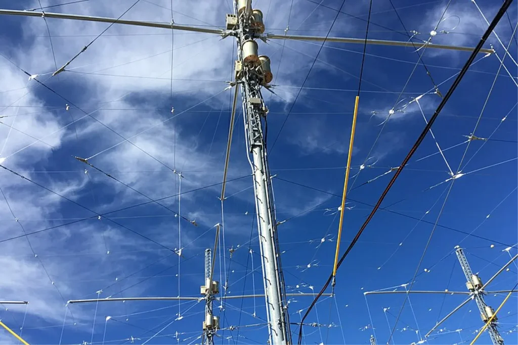 Радиоантенны комплекса HAARP, натянутые на металлических мачтах, используются для облучения ионосферы