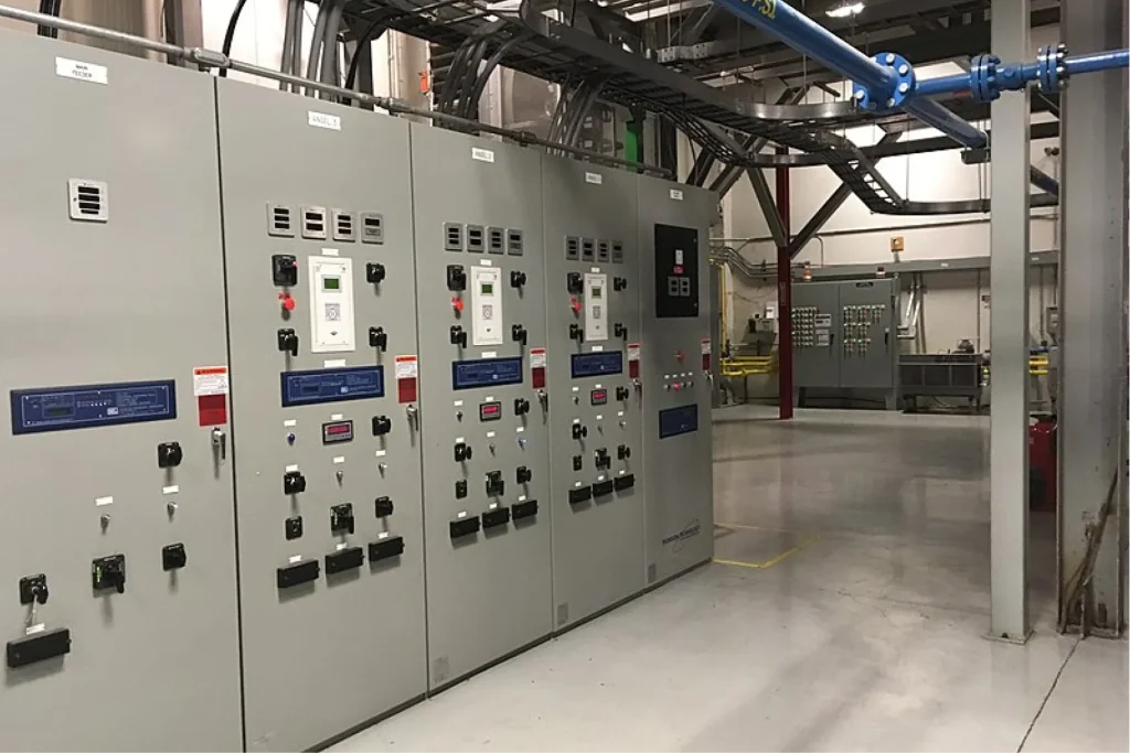 Щиты управления и оборудование в аппаратной комнате комплекса HAARP, обеспечивающие контроль радиочастотных передатчиков