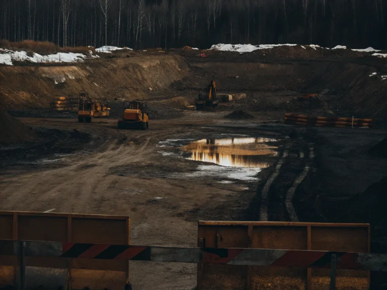 Строительная техника на месторождении в Якутии, где АЛРОСА приостанавливает добычу алмазов для оптимизации затрат
