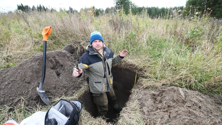 Ученый ТГУ исследует почвенный профиль на месте древнего поселения в Сибири