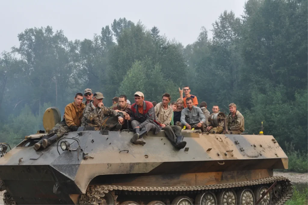 Геологи на вездеходе направляются на полевые работы в труднодоступный район — старт геологоразведочного маршрута