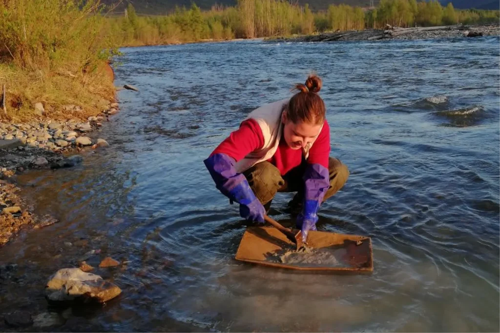 Мария Костина промывает песок в реке: главный редактор в поиске золота и инвестиций для медиа