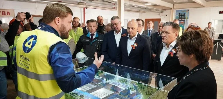 Глава Росатома Алексей Лихачев и губернатор Антон Беспрозванных осматривают макет гигафабрики в Немане, которая начнет выпуск литий-ионных батарей в 2026 году