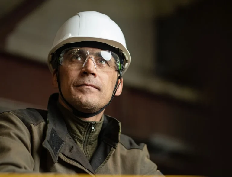 Машинист буровой установки на вахту в АЛРОСА — вакансия с зарплатой до 300000 рублей, работа в Якутии, буровые станки LF-230 и LF-90