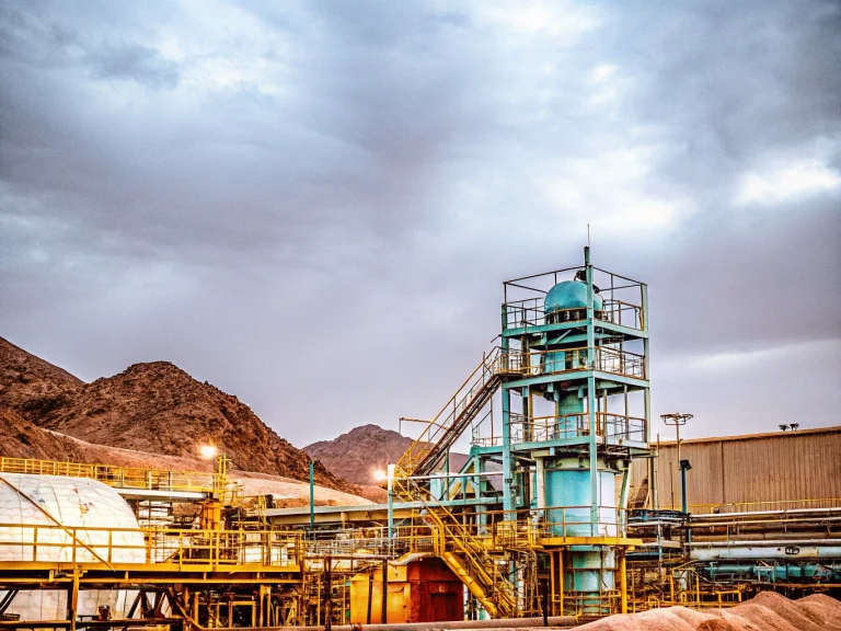 Современная золотоизвлекательная фабрика с сухими хвостами: фильтр-прессы, геомембраны и экологичное хранение отходов на фоне горного ландшафта