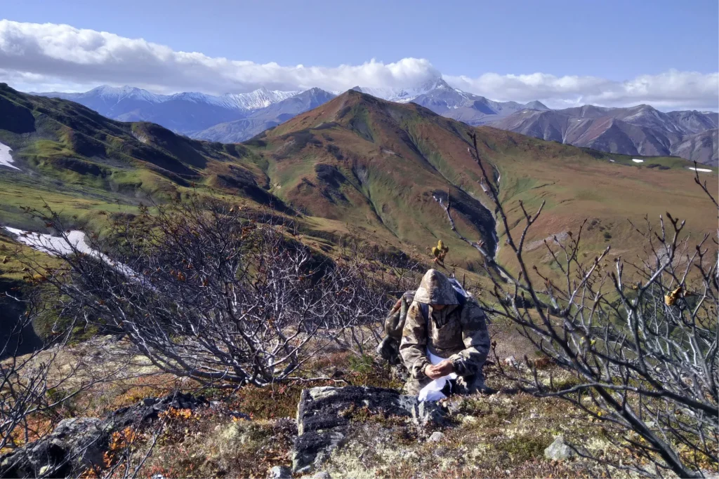 Отбор геохимической пробы геологом на Камчатке в высокогорной зоне, фото для статьи о поиске месторождений с помощью искусственного интеллекта