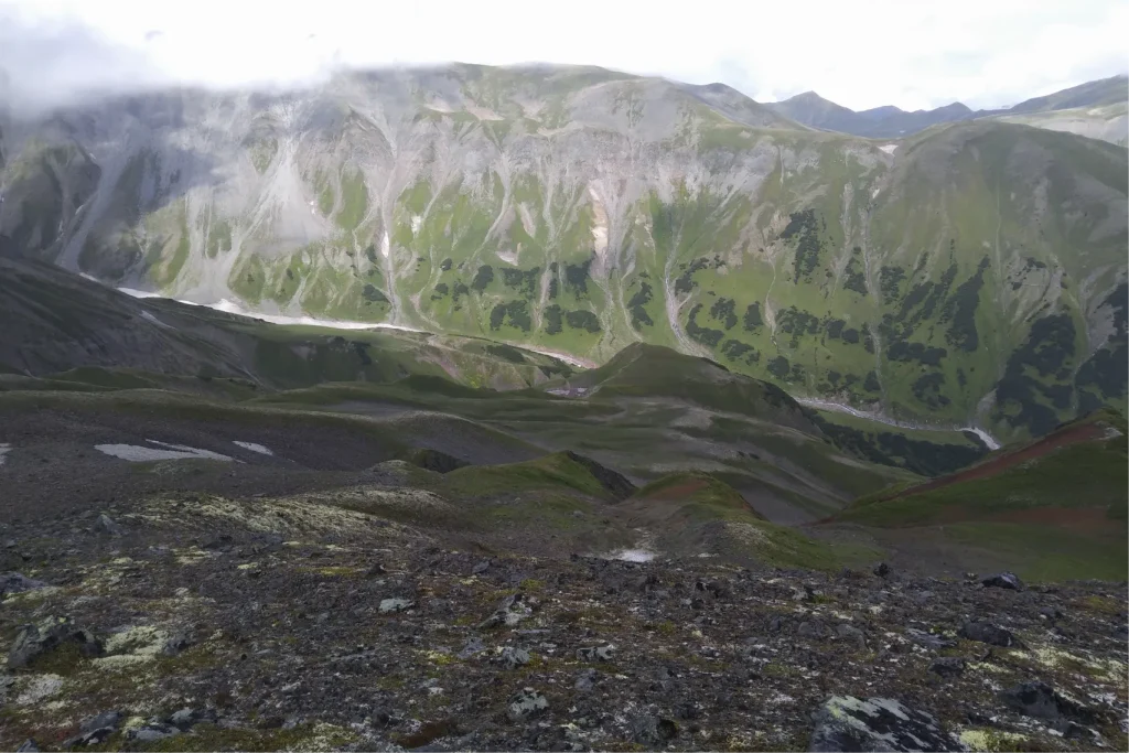 Горный рельеф Камчатки в зоне геологических исследований — пример того, как масштаб и ландшафт влияют на стратегию геологоразведки