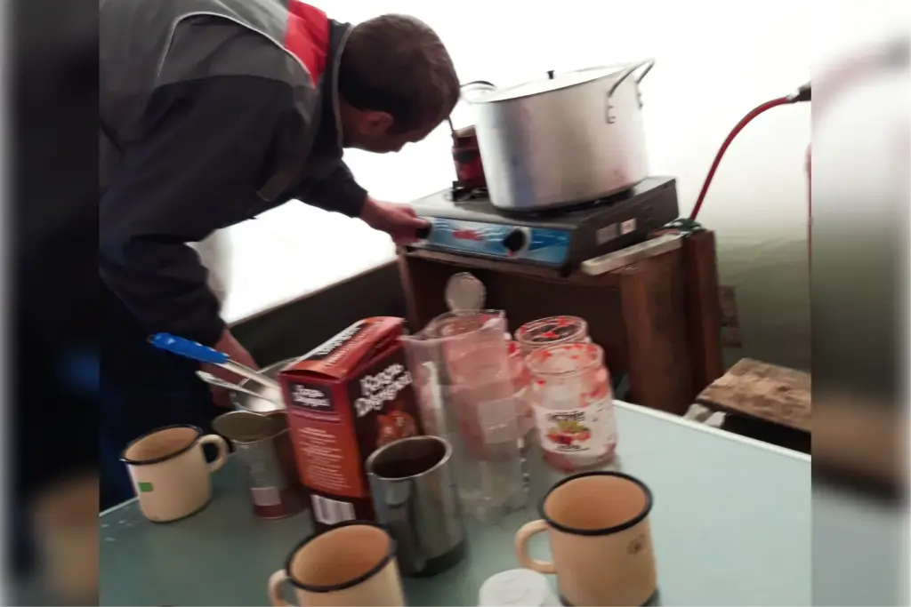 Полевая кухня: плитка, чайник, и запасы сахара — главное, чтобы был кипяток