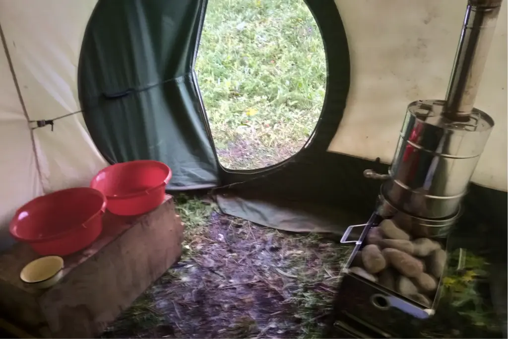 Походная баня с печкой-каменкой — редкая, но счастливая возможность согреться и смыть усталость