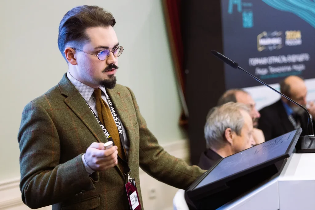 Геофизик Андрей Карамышев выступает на конференции с кейсом об использовании ИИ в прогнозе рудных объектов