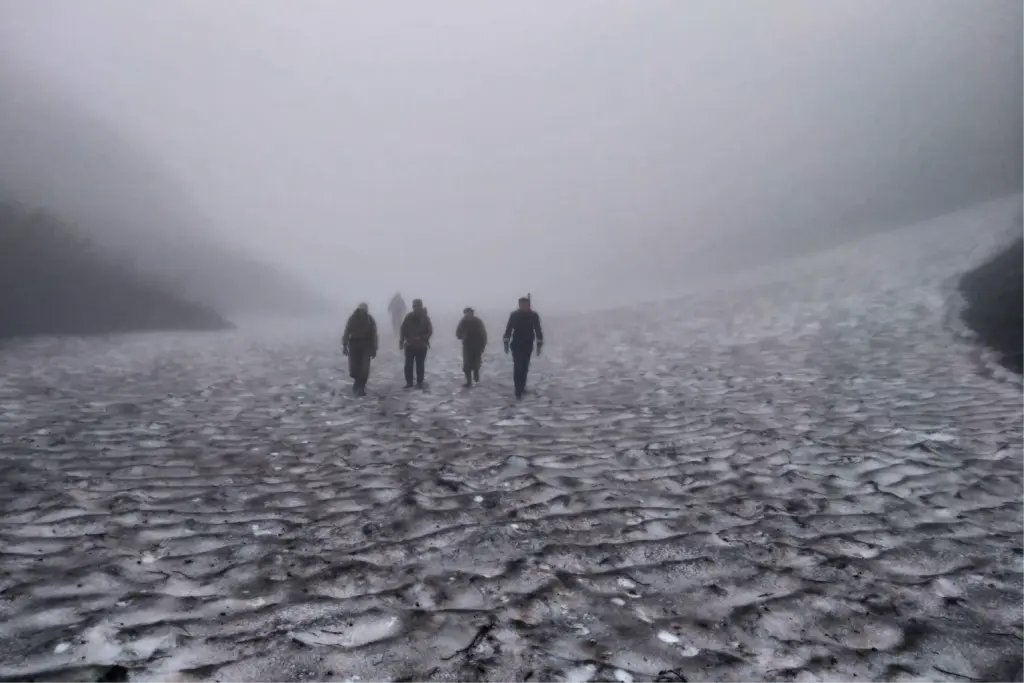 Группа геологов возвращается с маршрута в условиях густого тумана, когда не работает GPS