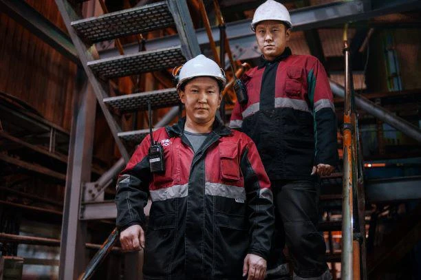 Рабочие в спецодежде на предприятии АЛРОСА – обучение в Корпоративном университете помогает жителям Якутии получить востребованные профессии и трудоустроиться.