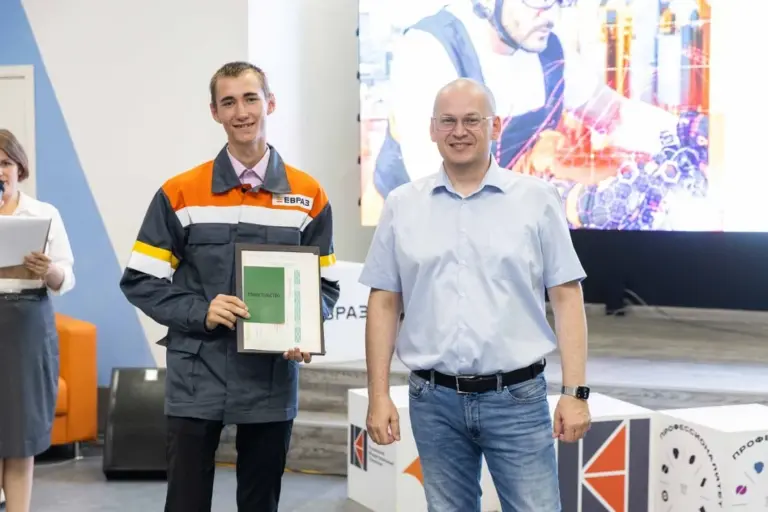 Студент получает свидетельство в рамках проекта «Профессионалитет» от компании ЕВРАЗ — новый учебный центр для подготовки металлургов