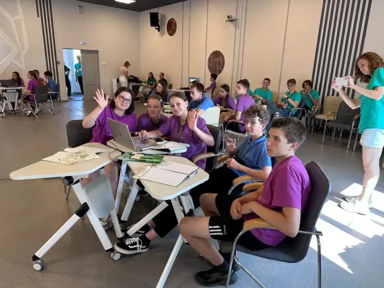 Школьники Забайкалья на занятии летней горной школы ЗабГУ — изучают горное дело, работают в командах и осваивают инженерные навыки.