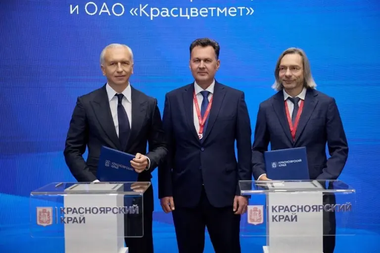 Руководители Газпром нефти и Красцветмета на Петербургском международном экономическом форуме подписывают соглашение о совместной разработке технологий для добычи лития и других ценных элементов из пластовых вод нефтегазовых месторождений