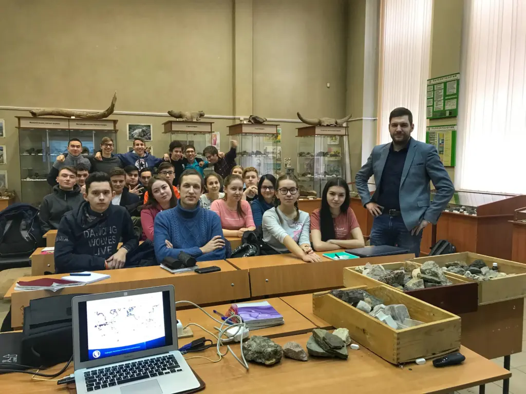 Исхак Фархутдинов со студентами на занятии по минералогии: в аудитории — коллекции горных пород и ноутбук с геологической картой