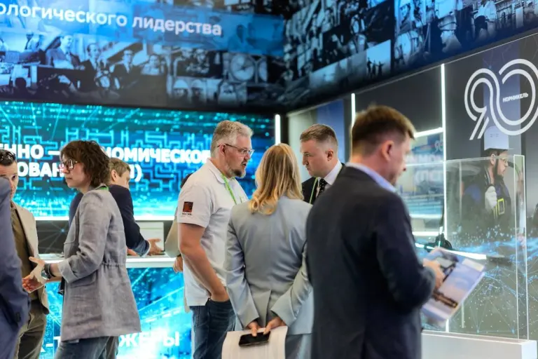 На стенде конференции ЦИПР-2025 представители «Норникеля» обсуждают запуск спутников ИТ-проектов с «Яндексом» и «1С» для цифровизации бизнеса, облачных сервисов и искусственного интеллекта.