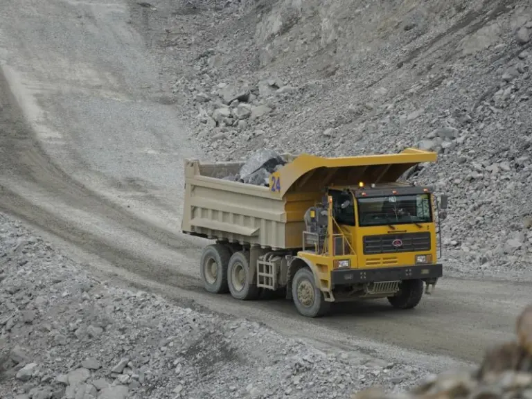 Грузовик "Полиметалла" перевозит руду на строительстве крупнейшего золотодобывающего комплекса в Свердловской области, запуск которого запланирован на 2029 год.