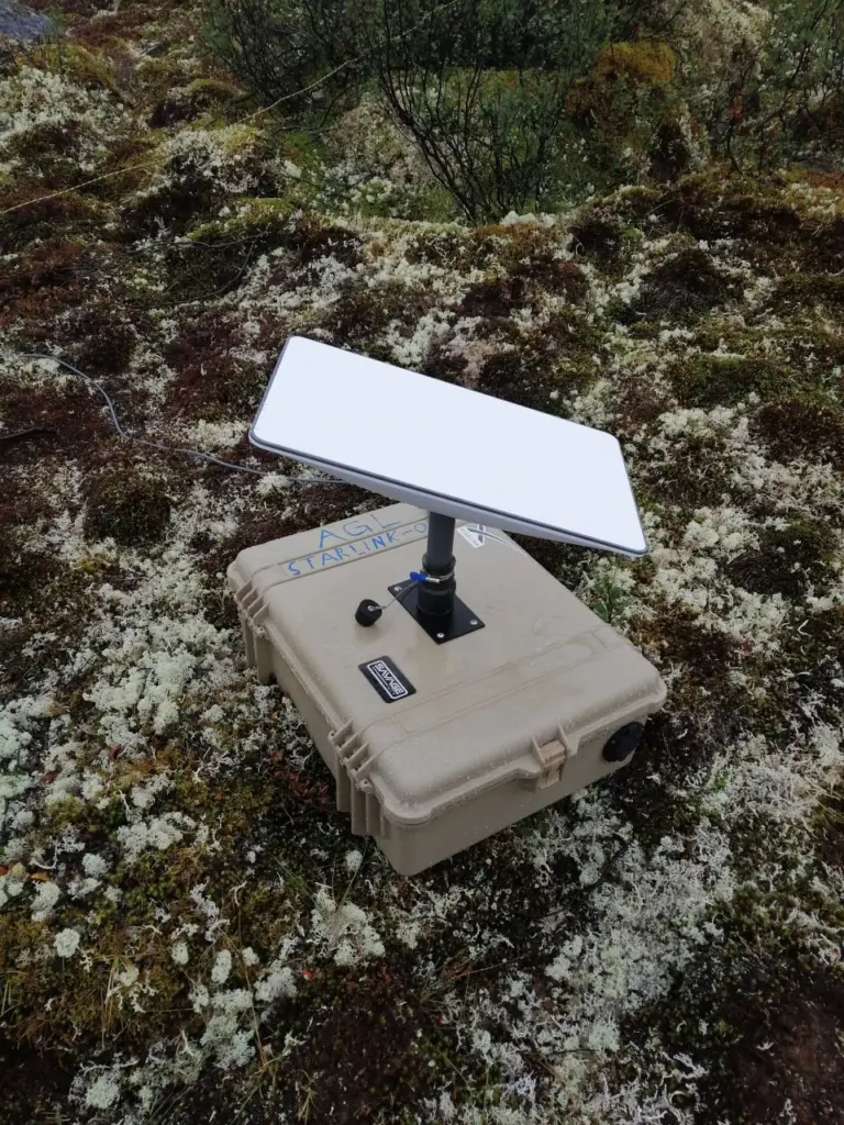 Портативный терминал Starlink для спутникового интернета, установленный на природе в Казахстане, где в 2025 году начинается официальный запуск услуги для отдалённых регионов