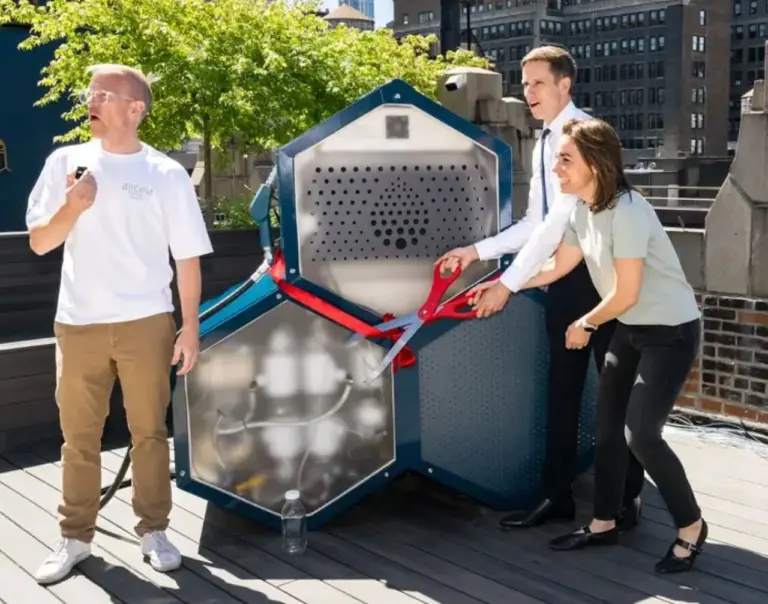 Американская установка Aircela для производства бензина из воздуха: команда запускает инновационное устройство, превращающее CO₂ из атмосферы в экологически чистое топливо на крышах нью-йоркского небоскрёба