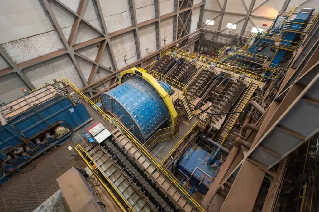 Внутренний вид обогатительной фабрики с оборудованием для переработки руды