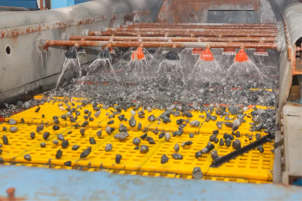 Сито-грохот с подачей воды, отделяющий крупные фракции от мелких при сортировке руды