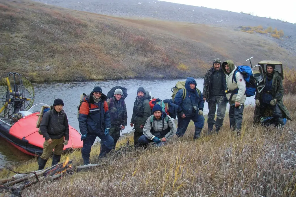 Группа геологов у аэролодки на берегу реки — начало полевого этапа в труднодоступном районе