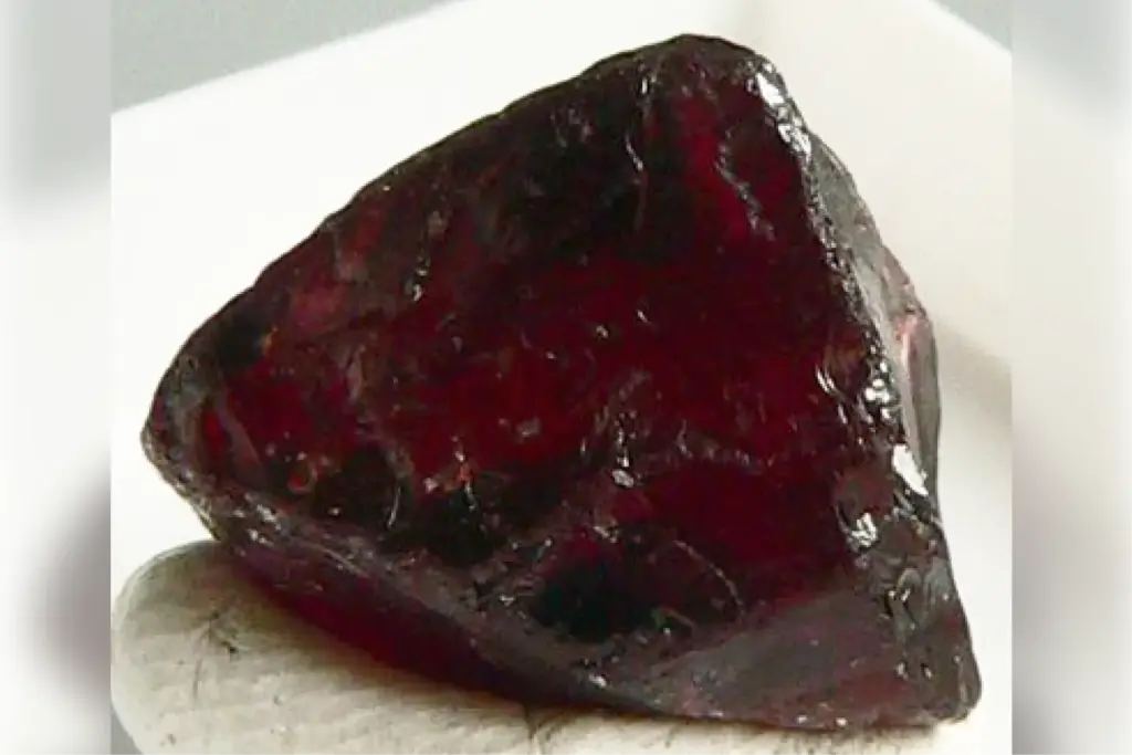 Темно-красный кристалл пиропа — гранатового минерала, встречающегося в кимберлитах алмазоносных провинций