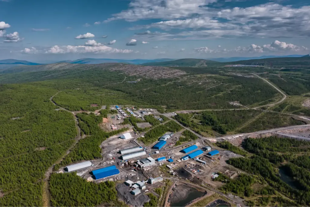 Аэрофотоснимок Сухого Лога — крупнейшего месторождения золота в Евразии. В 2024 году компания Полюс начала здесь промышленную переработку руд.