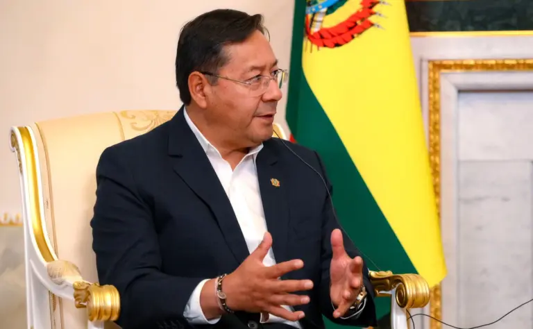 Президент Боливии Луис Альберто Арсе Катакора перед флагом страны сообщает о рекордных запасах лития (23 млн тонн), привлекая инвестиции на $2,8 млрд от Китая и России для добычи и переработки лития на солончаках Уюни и Койпаса, укрепляя позиции Боливии на рынке лития