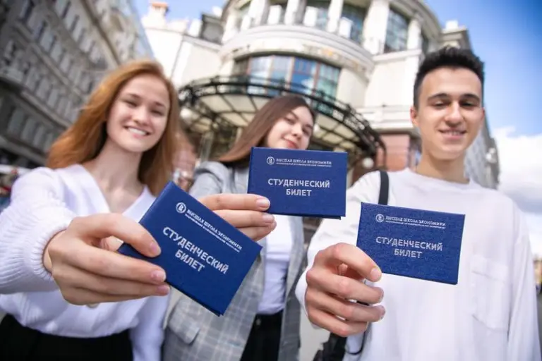 Геоаналитика будущего: поступление в магистратуру ВШЭ по специальности пространственные данные до 8 августа, студенты держат студенческие билеты на фоне здания университета