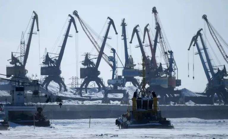 Порт Дудинка зимой: «Норникель» инвестирует 21,5 млрд рублей в модернизацию арктической инфраструктуры для усиления грузопотока по Северному морскому пути