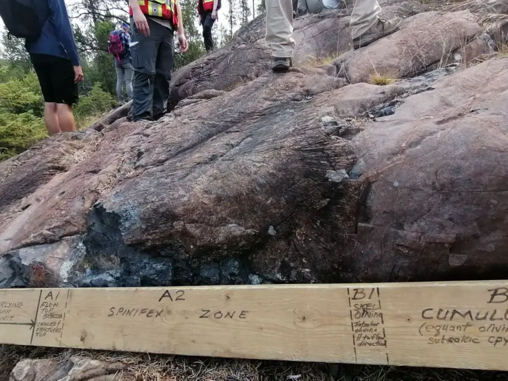 Исследователь на обнажении ультрамафических пород ABTB-комплекса, Пайк-Хилл. Видна характерная текстура породы с включениями оливина