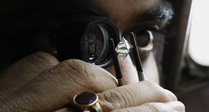 Индийский огранщик оценивает алмаз на фоне спада экспорта драгоценных камней