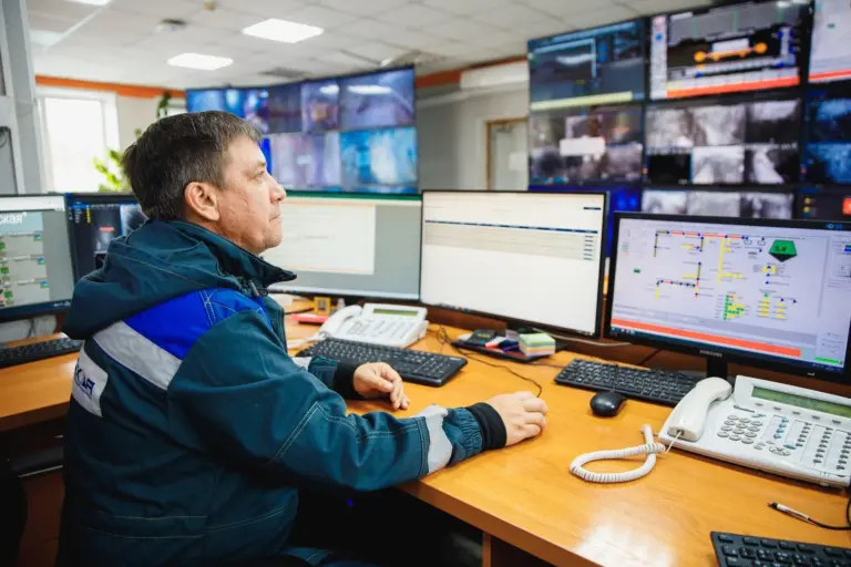Диспетчер в Центре управления Распадской угольной компании использует цифровую платформу для мониторинга шахтного оборудования в режиме реального времени