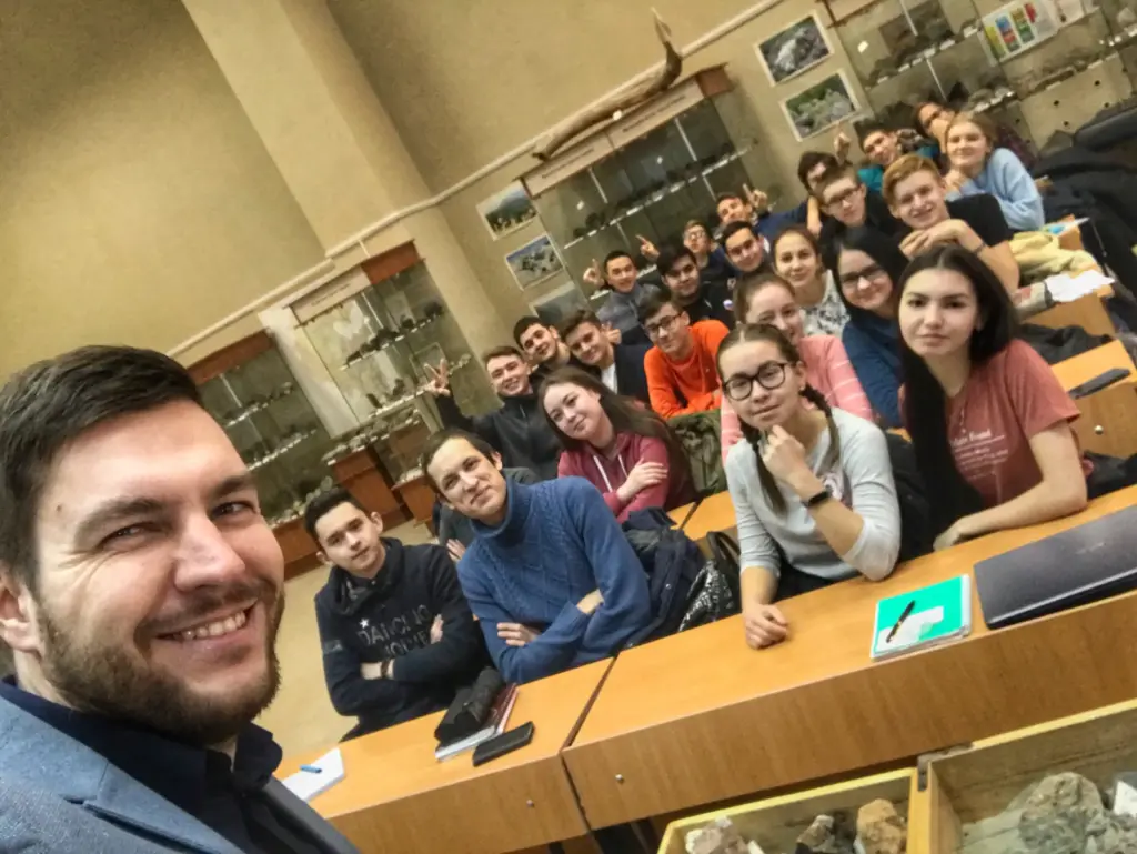 Исхак Фархутдинов со студентами на занятии по геологии в учебной аудитории с коллекцией минералов